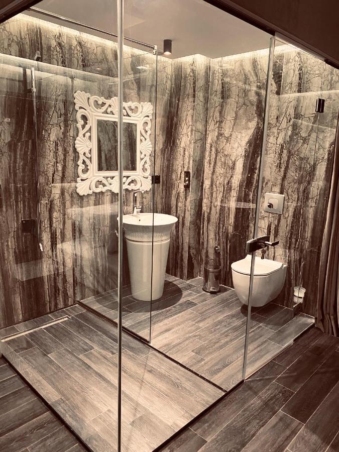 Deluxe Rooms In Blloku Area Тирана Экстерьер фото